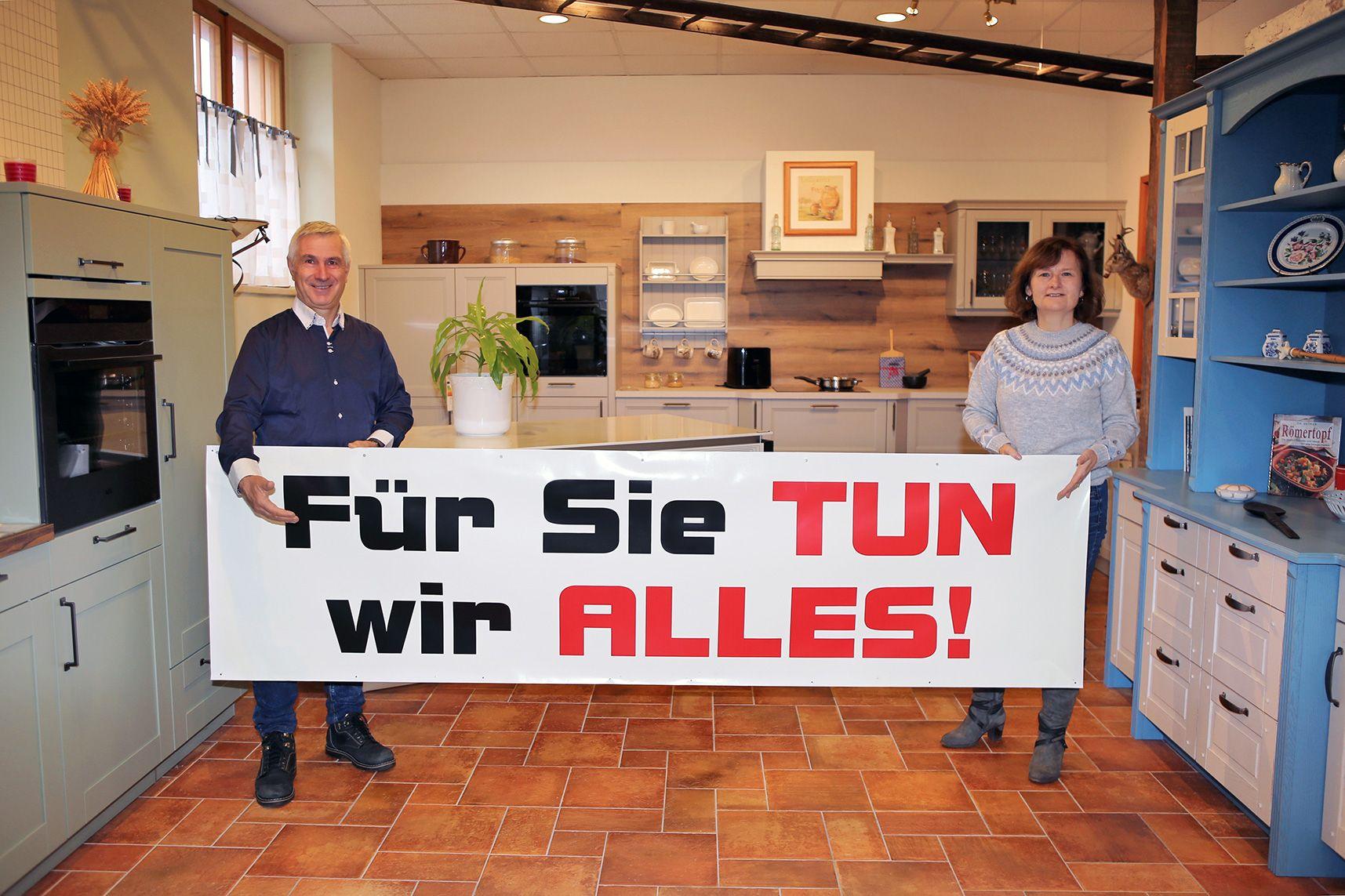 Herr Hölzel und Frau Hofmann mit Schild