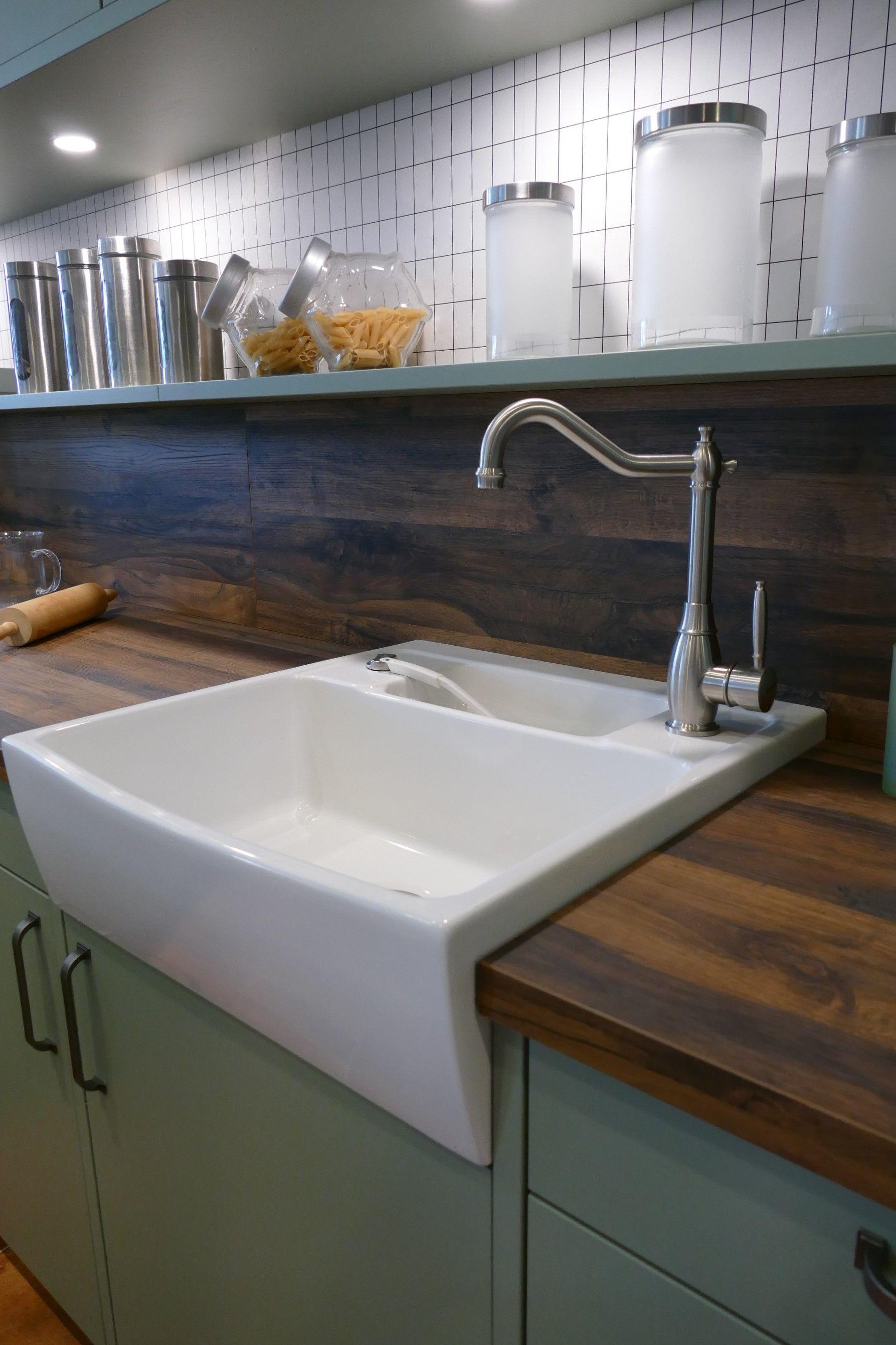 Keramik-Spülstein mit Nostalgie Armatur.JPG