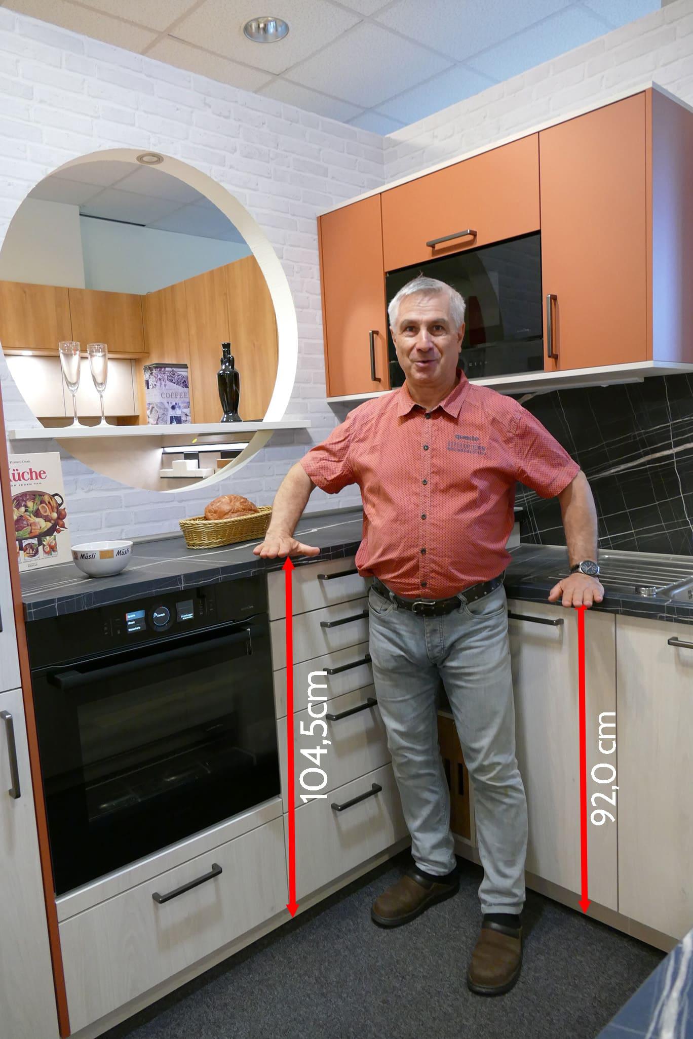 Inhaber Hubert Hölzel am Beispiel einer XXL Arbeitsplattenhöhe