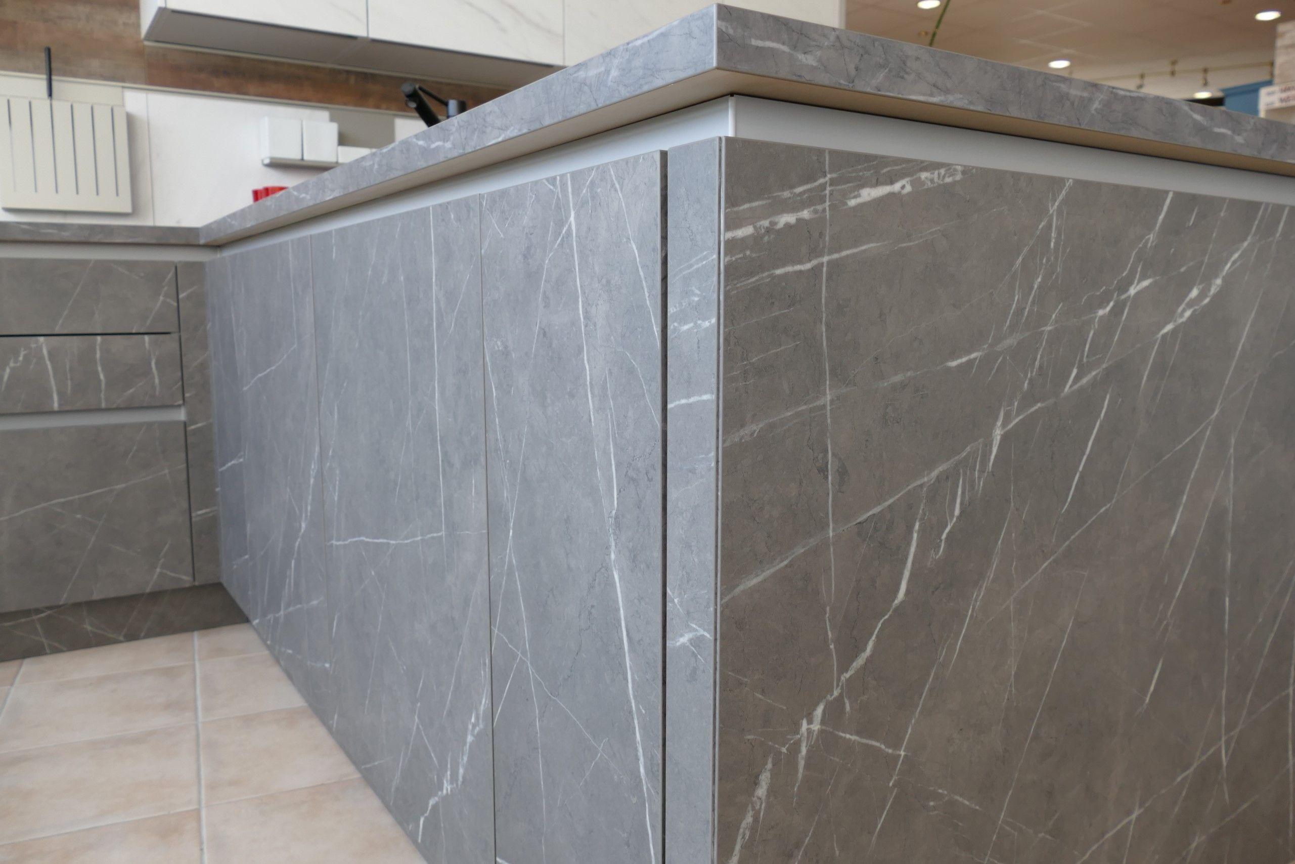 konsequent-das umlaufende Frontbild.JPG