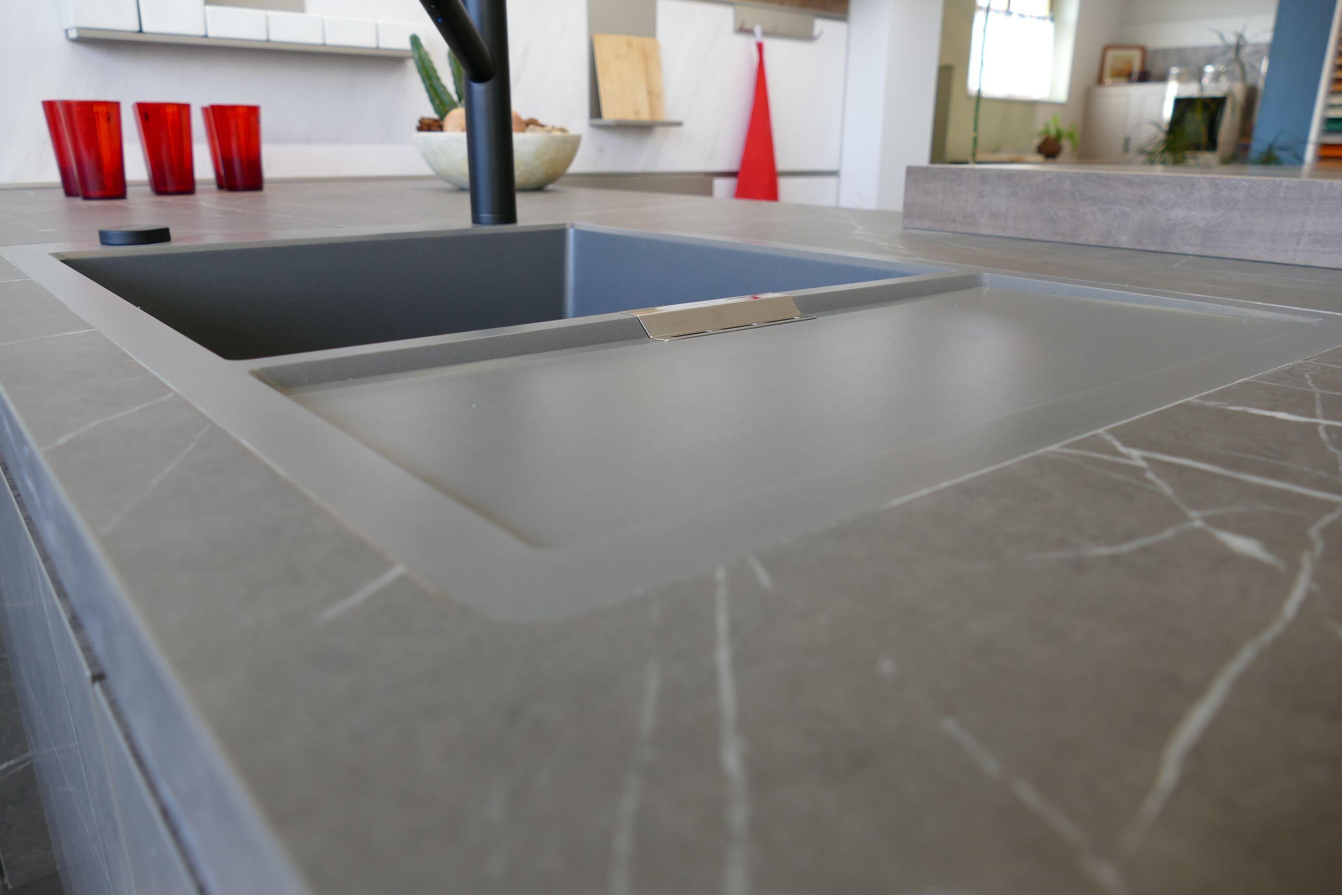 nix steht über, flächenbündige Spüle.JPG