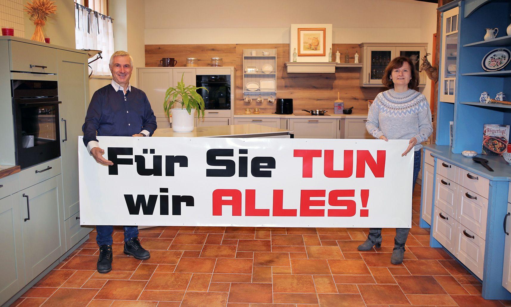 Herr Hölzel und Frau Hofmann mit Schild