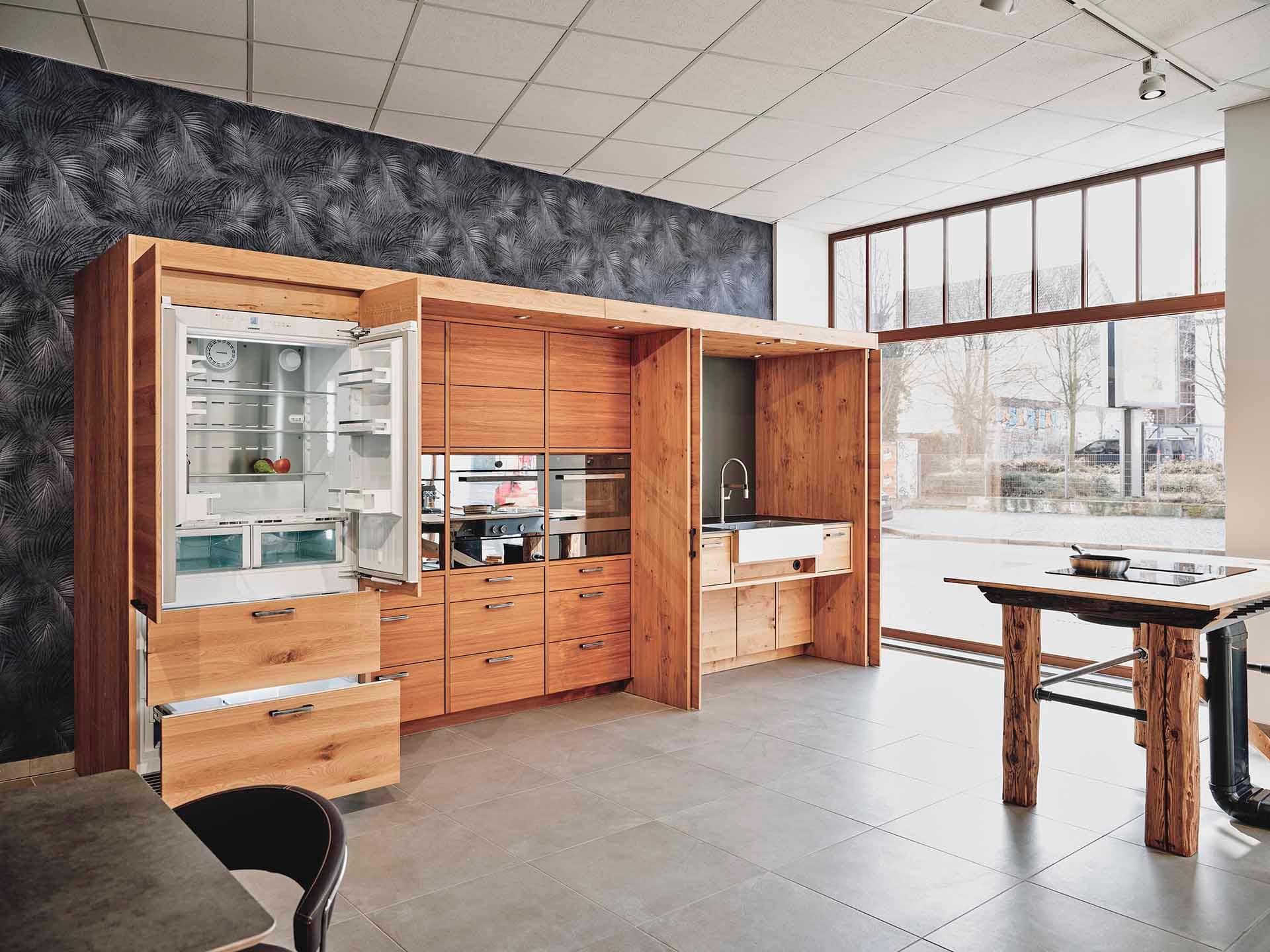 Kuchenkunstwerk alle  Funktionsbereiche geöffnet.jpg