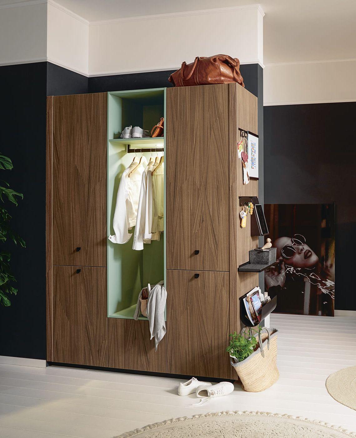 Schüller AVOLA in L767U Akoni Wood als Garderobe.jpg