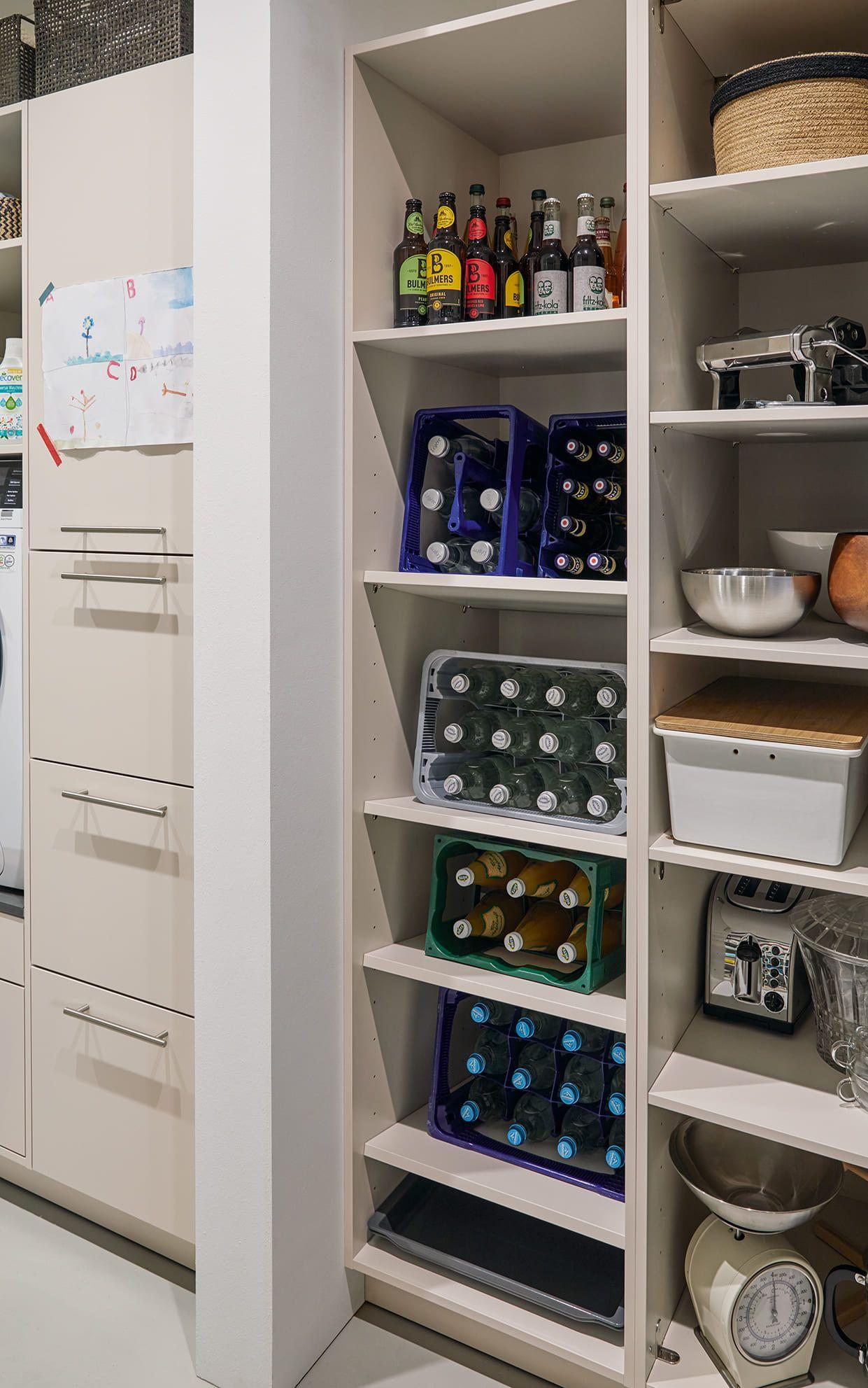 Spezialschrank fur Getrankek isten mit schrägen Böden.jpg