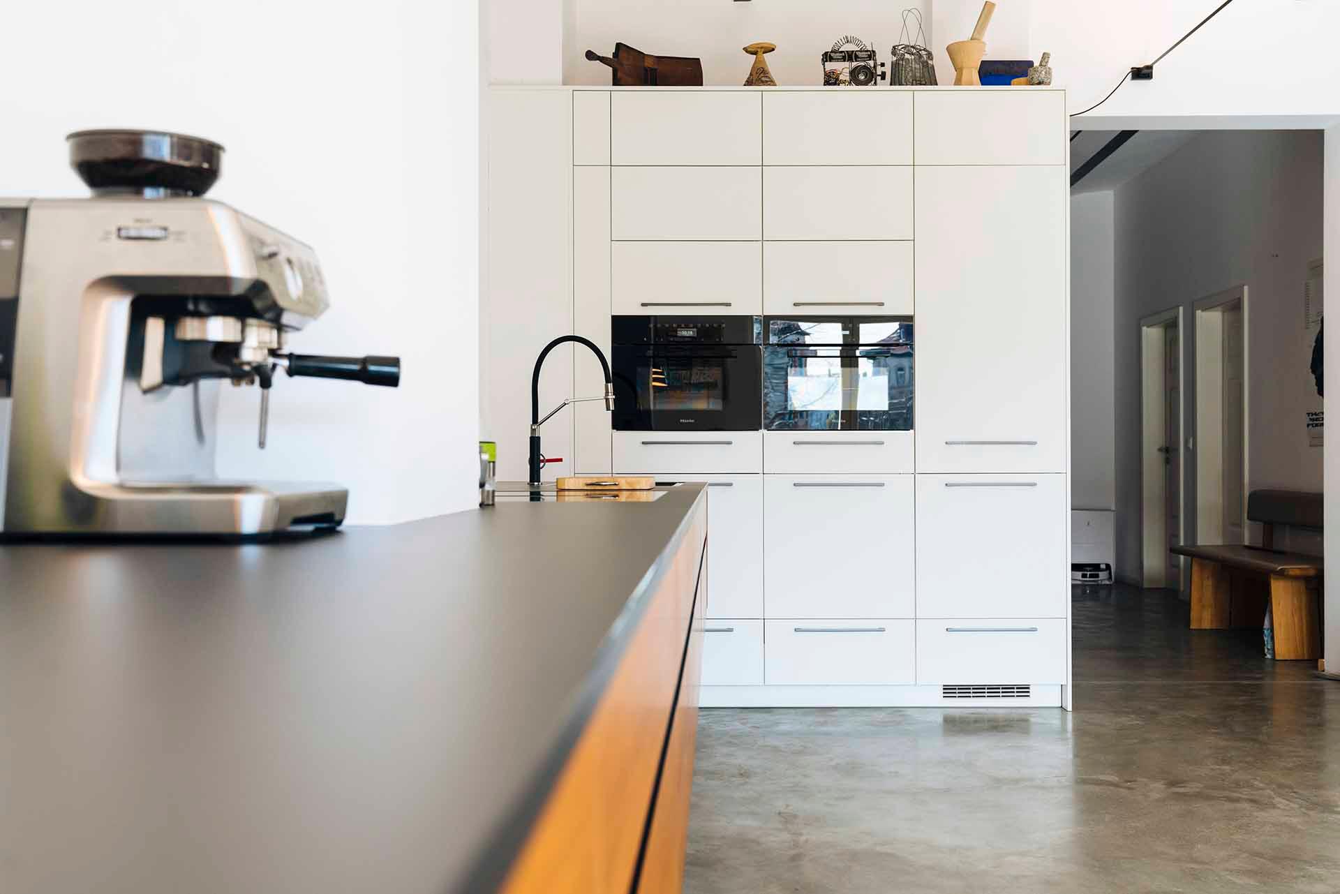 Warme Holztöne kombiniert mit neutralem Weiß.jpg