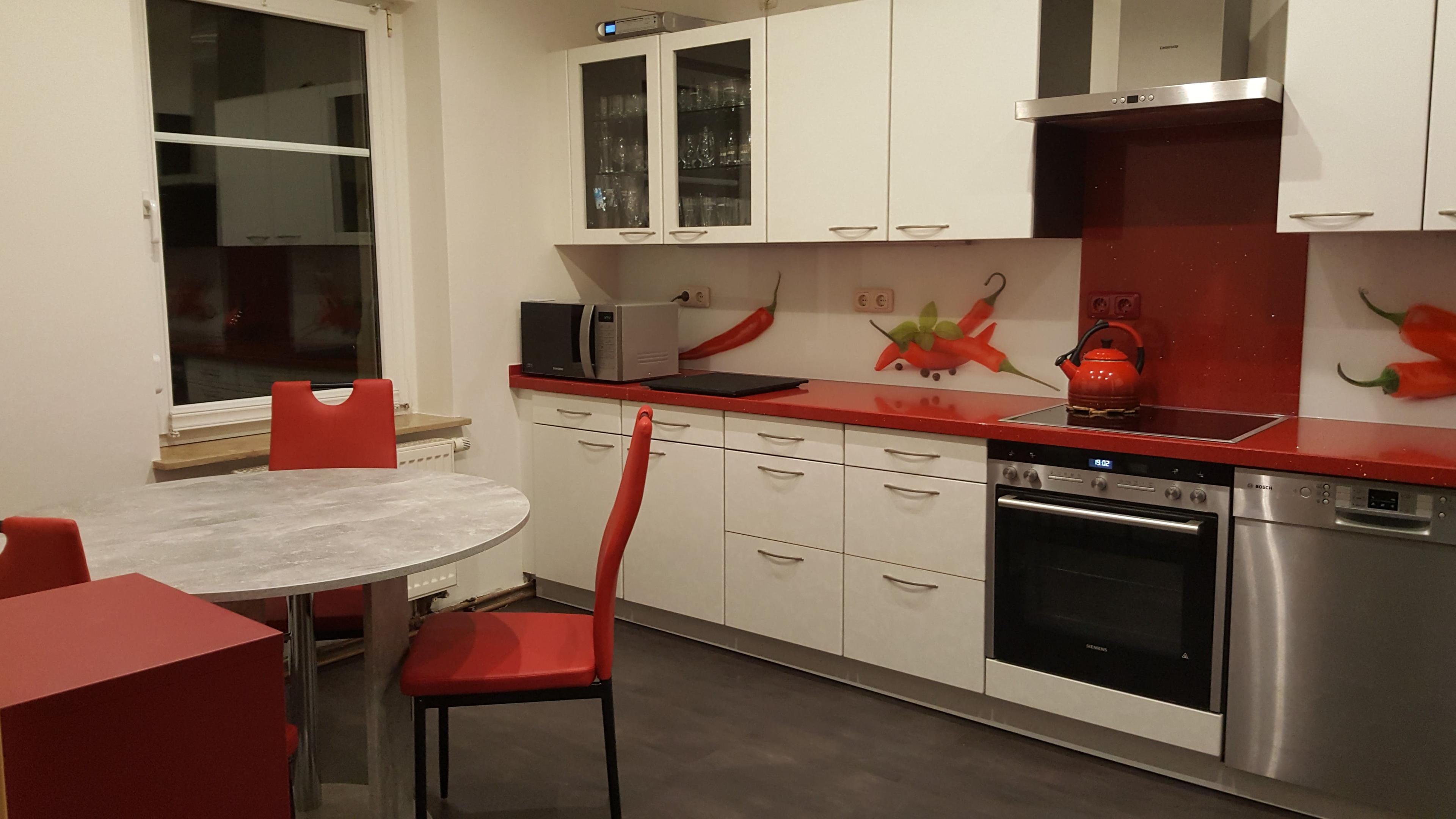 rote Silestone Arbeitsplatte  und Rückwand am  Kochfeld.jpg